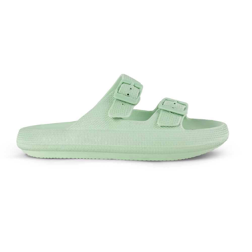 Vista lateral de la sandalia verde con punta abierta, doble tira ajustable y plataforma baja 3cm para dama