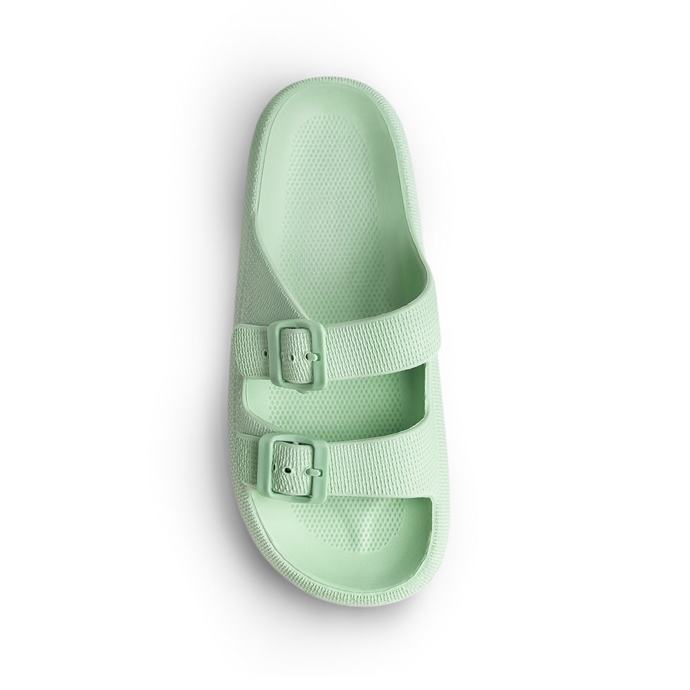 Vista superior de la sandalia verde confort para dama con punta abierta doble tira ajustable y plataforma baja 3cm