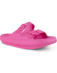 Vista diagonal en la sandalia fucsia para dama con plataforma baja 3cm y punta abierta 