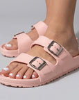 Sandalias rosa claro de piso con doble tira decorativa y punta abierta para dama 