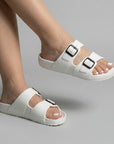 Sandalias blancas de piso con doble tira decorativa y punta abierta para dama 