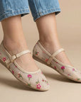 Flats tipo balerinas nude con suela de piso y flores bordadas para dama 