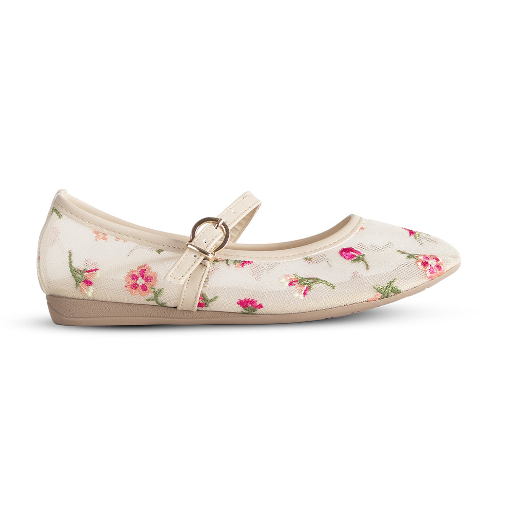 Vista lateral de los flats tipo balerina nude con flores bordadas para dama y suela de piso