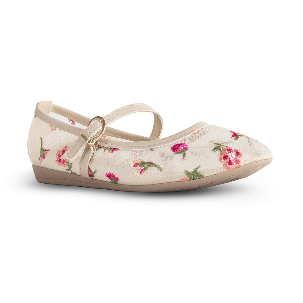 Vista diagonal en los flats tipo balerina nude de encaje con flores bordadas y cómoda suela de piso para dama 