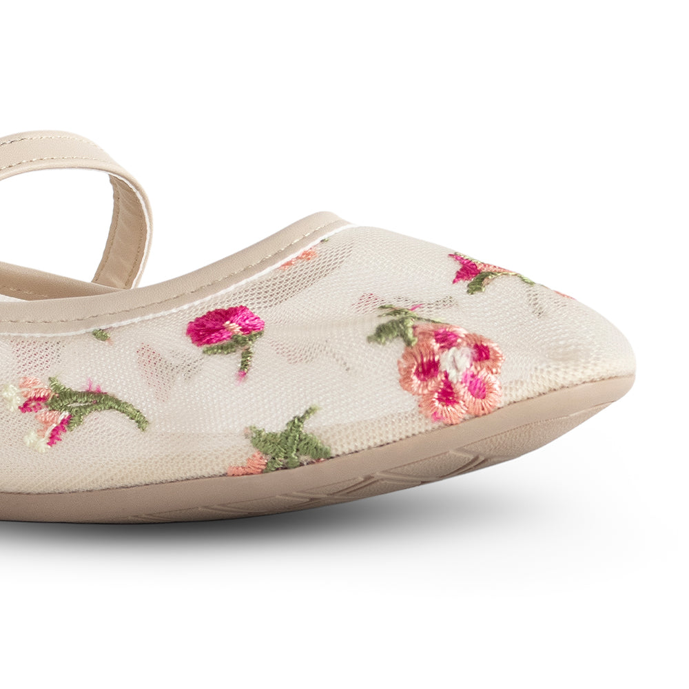 Detalle del material sintético y fresco en los flats tipo balerina nude de dama con flores bordadas