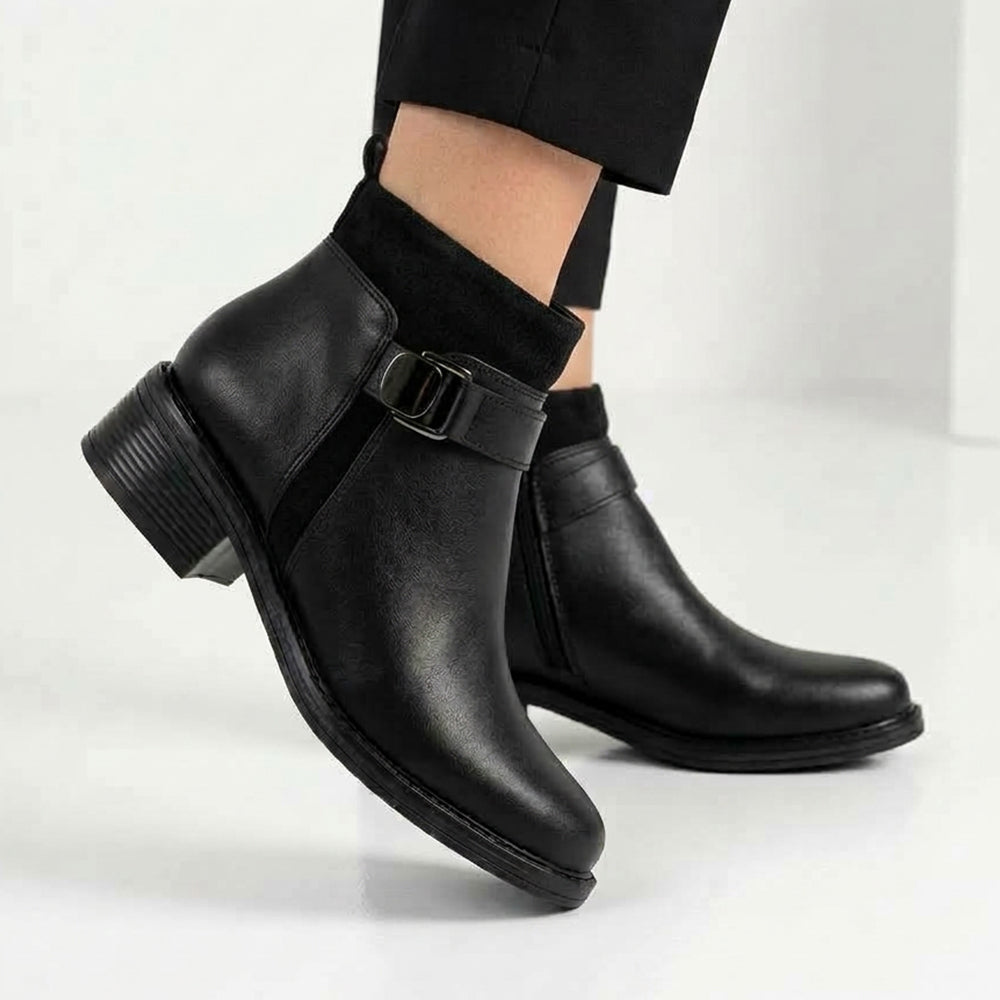 Botines negros de tacón bajo 4cm con herraje lateral decorativo y cierre interno para dama 