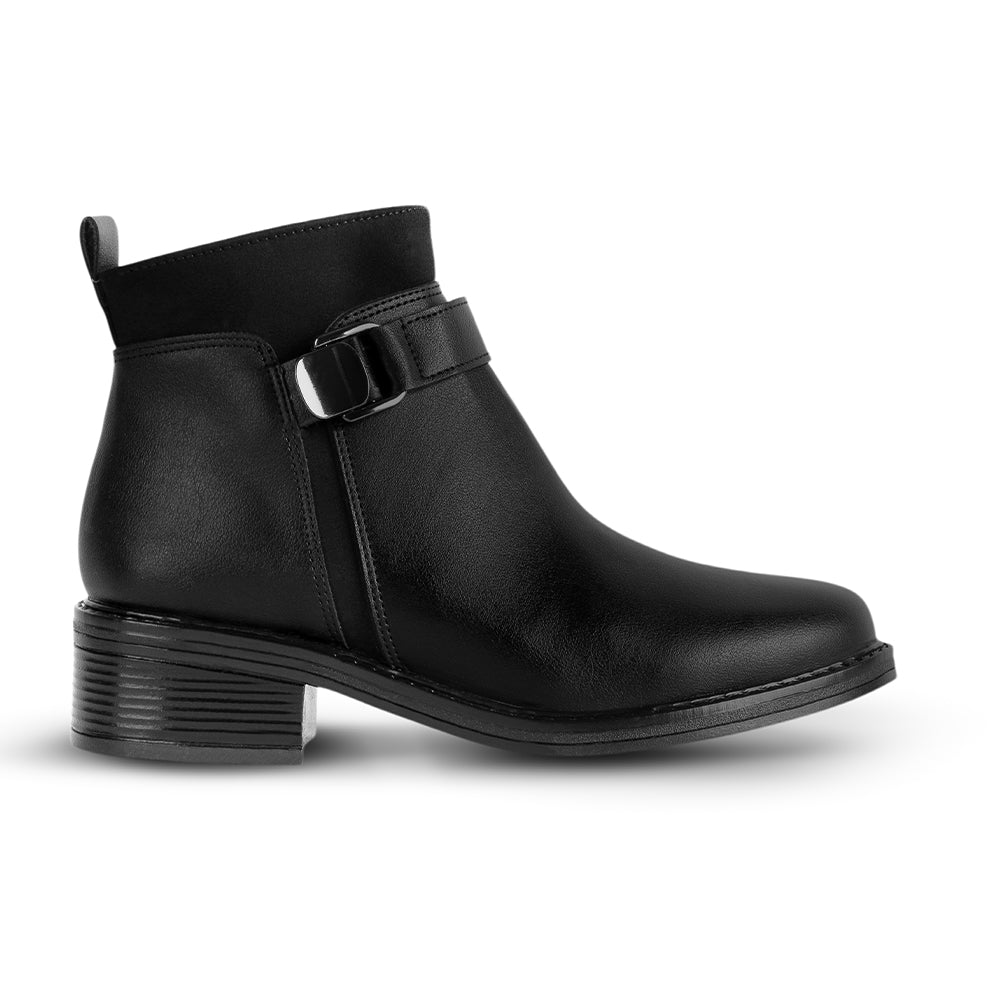 Vista lateral del botín negro para dama con cierre interno, herraje decorativo y tacón bajo 4cm