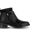 Vista lateral del botín negro para dama con cierre interno, herraje decorativo y tacón bajo 4cm