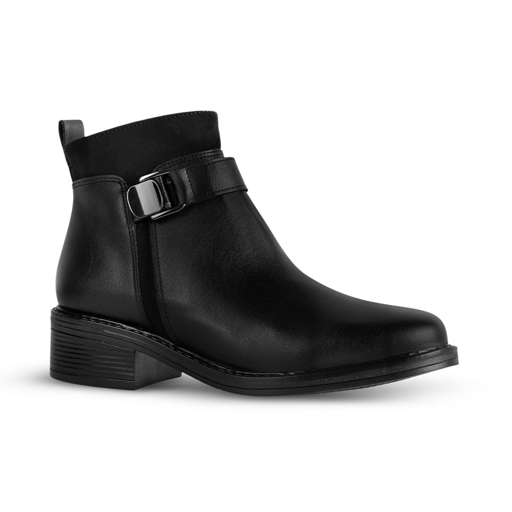 Vista diagonal del botín negro con herraje metálico decorativo cierre interno y tacón bajo 4cm para dama 