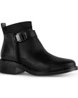 Vista diagonal del botín negro con herraje metálico decorativo cierre interno y tacón bajo 4cm para dama 