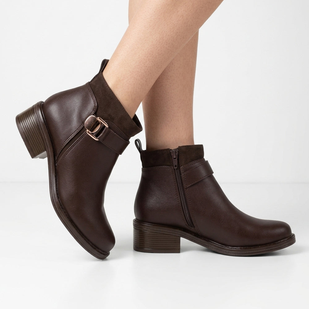 Botines cafés de tacón bajo 4cm con herraje lateral decorativo y cierre interno para dama 