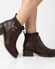 Botines cafés de tacón bajo 4cm con herraje lateral decorativo y cierre interno para dama 
