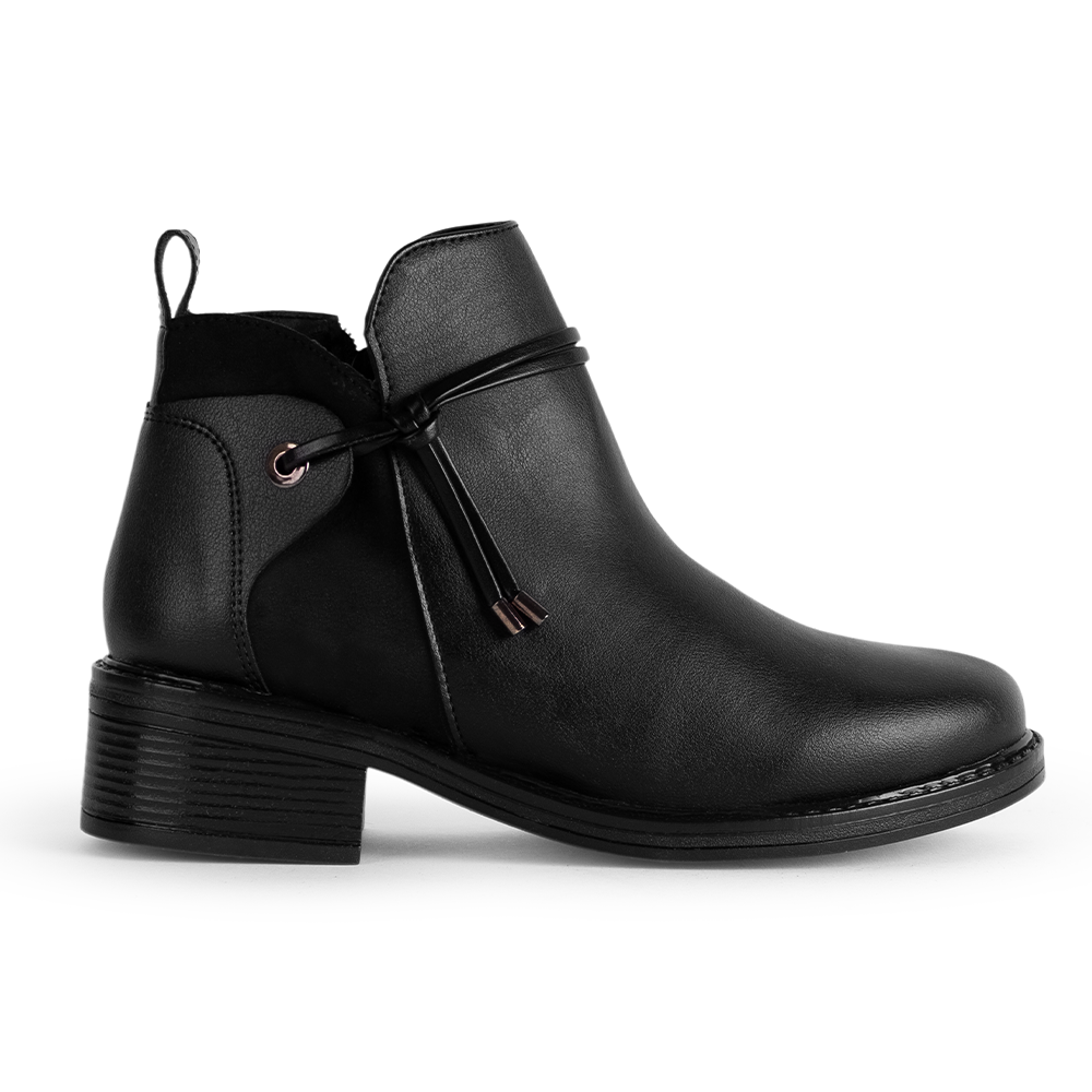 Vista lateral del botín negro con cordones decorativos, tacón bajo 4cm y cierre funcional 