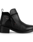 Vista lateral del botín negro con cordones decorativos, tacón bajo 4cm y cierre funcional 