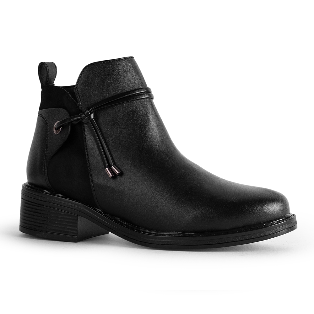 Vista diagonal del botín negro con tacón bajo 4cm, cierre interno funcional y cordones decorativos laterales para dama 