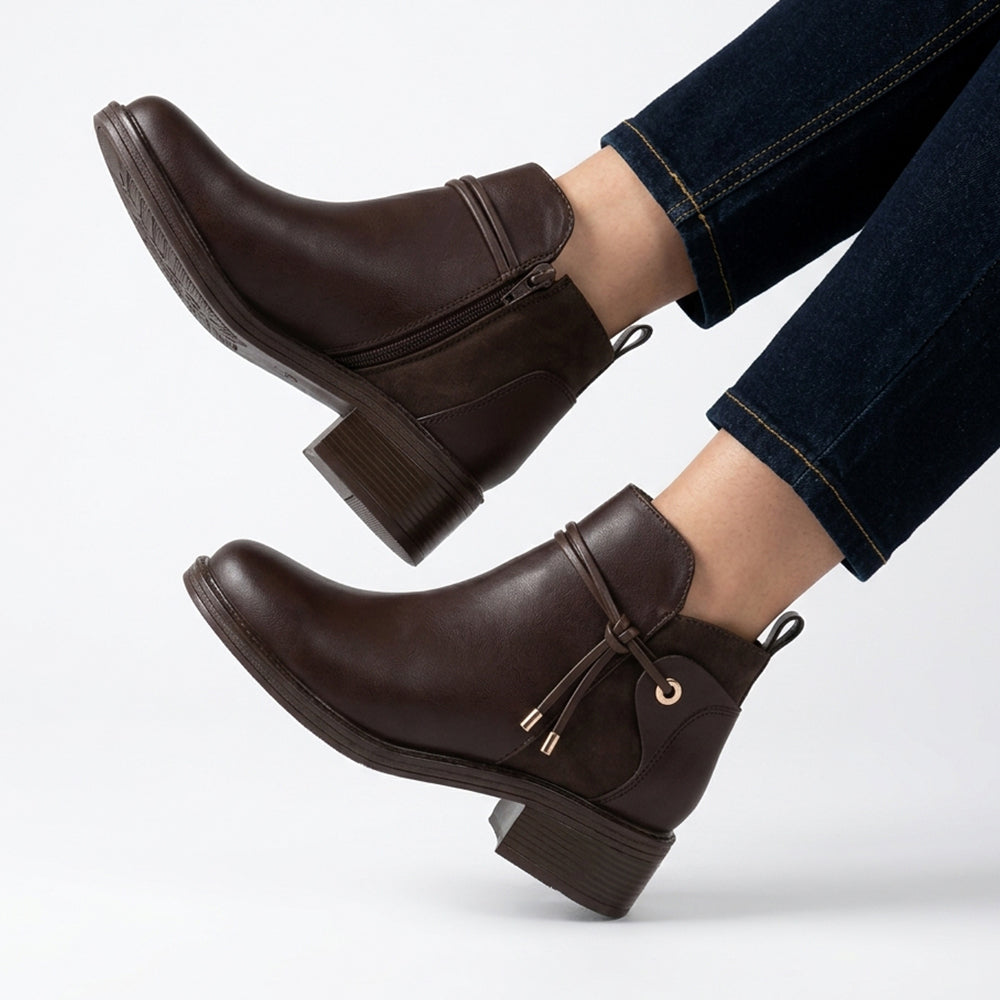 Botines cafés para dama con cordones decorativos y cierre interno funcional de tacón bajo 4cm 