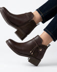 Botines cafés para dama con cordones decorativos y cierre interno funcional de tacón bajo 4cm 