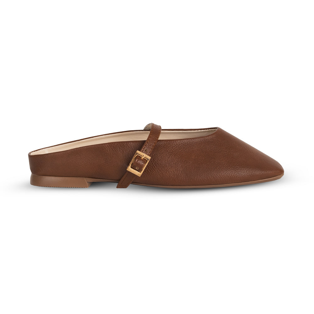 Vista lateral de balerina café de piso tipo mule con punta semicuadrada y pulsera ajustable en el empeine 