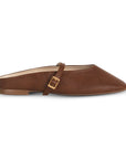 Vista lateral de balerina café de piso tipo mule con punta semicuadrada y pulsera ajustable en el empeine 
