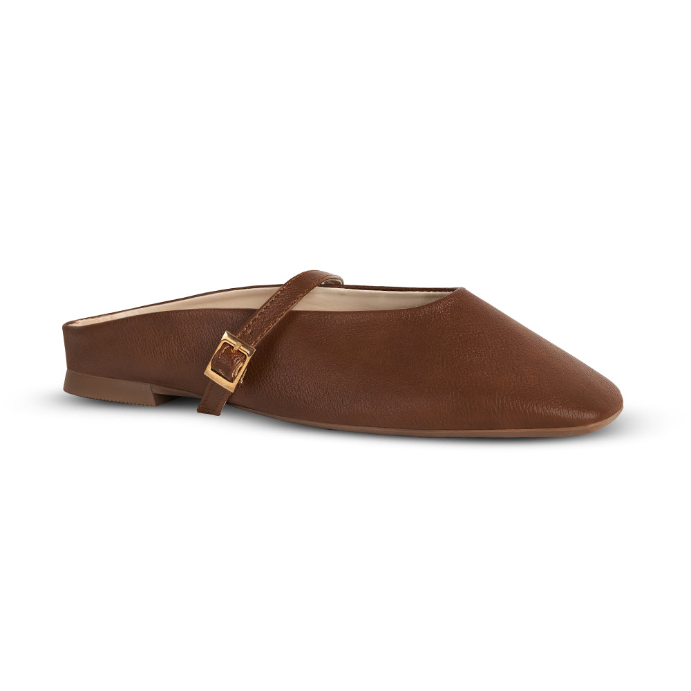 Vista diagonal de balerina café tipo mule con pulsera ajustable en el empeine de piso y punta semicuadrada para dama 