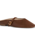 Vista diagonal de balerina café tipo mule con pulsera ajustable en el empeine de piso y punta semicuadrada para dama 