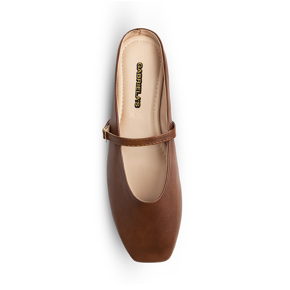 Vista superior de balerina café tipo mule para dama de piso con punta semicuadrada y pulsera ajustable al empeine