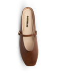 Vista superior de balerina café tipo mule para dama de piso con punta semicuadrada y pulsera ajustable al empeine