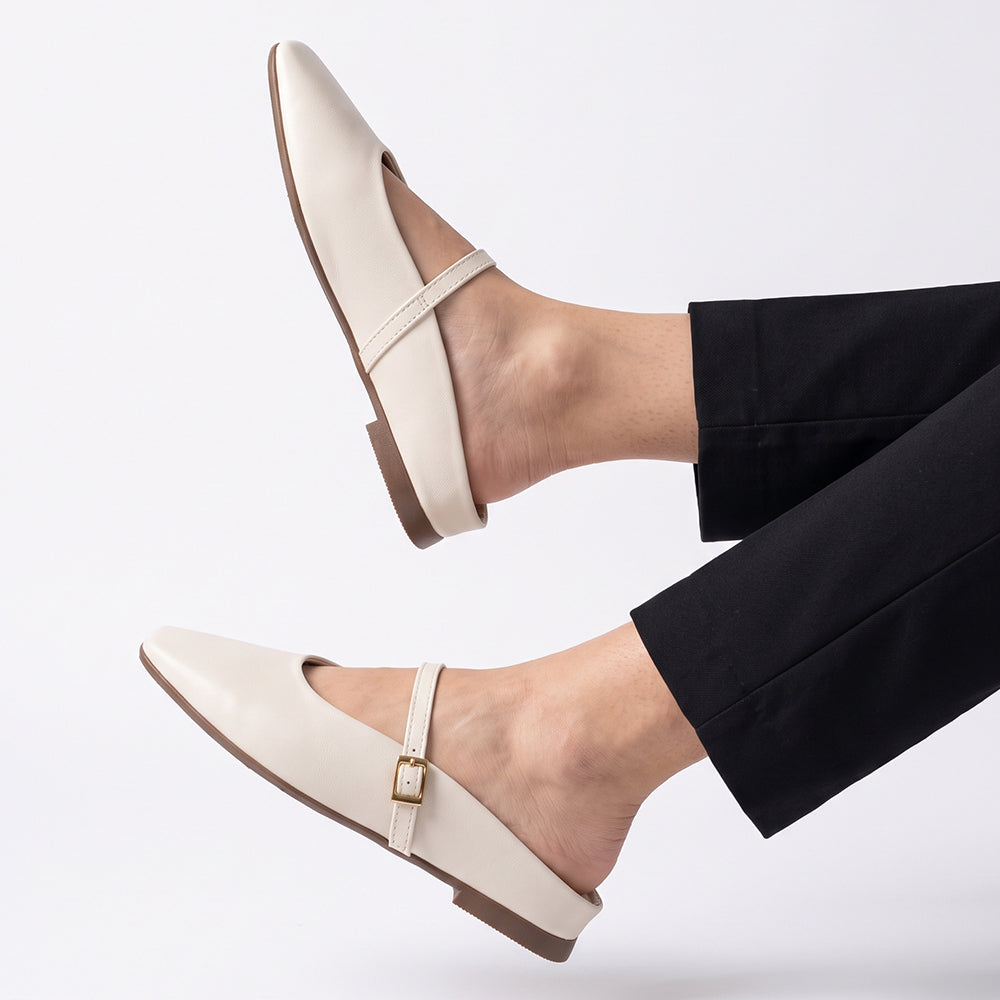 Balerinas beige tipo mule para dama con pulsera ajustable en el empeine de piso y punta semicuadrada 