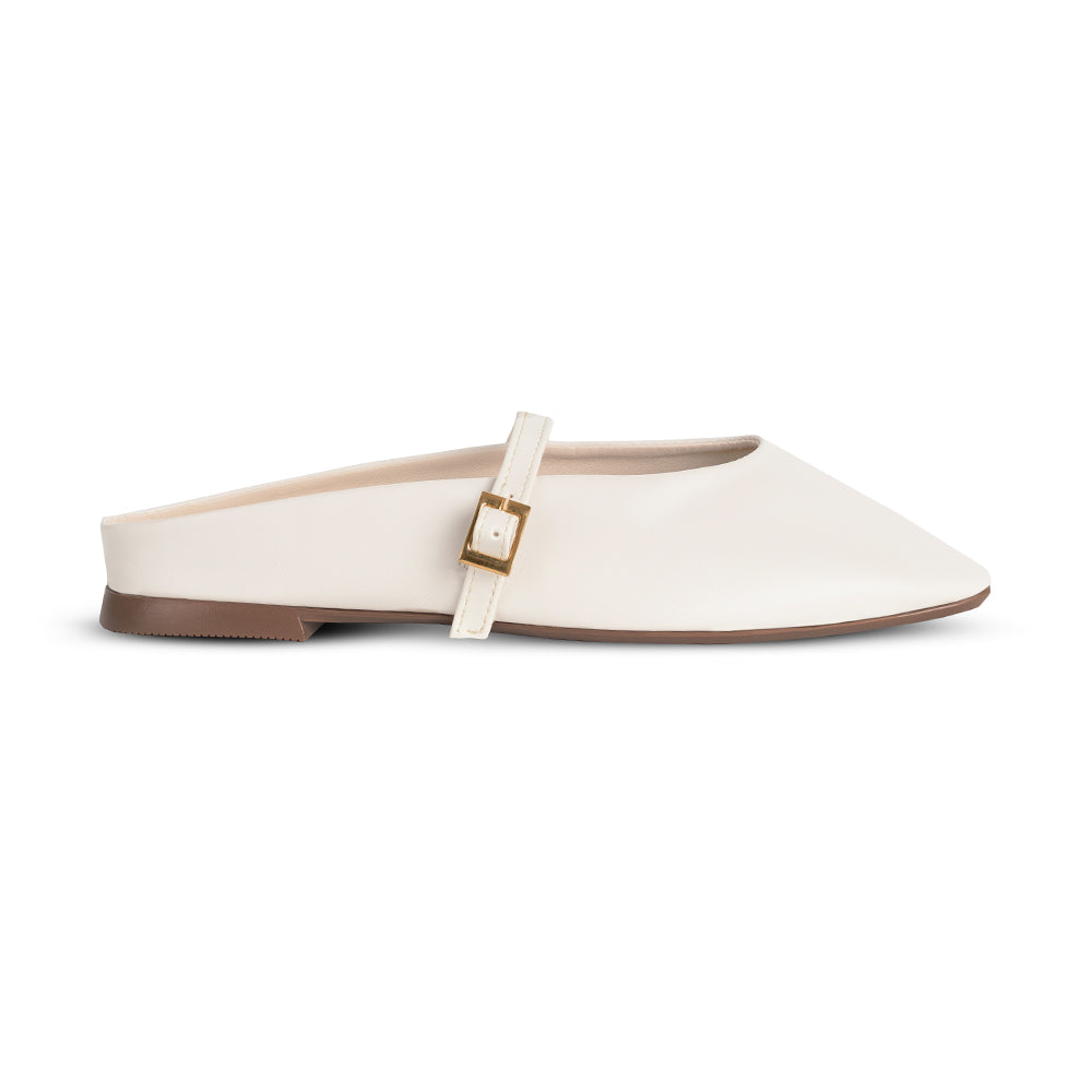 Vista lateral de balerina beige de piso tipo mule con punta semicuadrada y pulsera ajustable en el empeine 