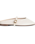 Vista lateral de balerina beige de piso tipo mule con punta semicuadrada y pulsera ajustable en el empeine 
