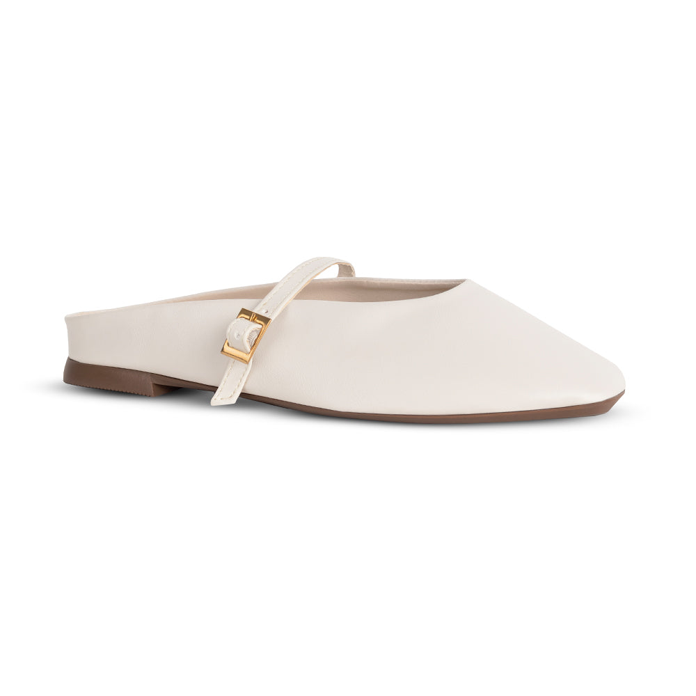 Vista diagonal de balerina beige tipo mule con pulsera ajustable en el empeine de piso y punta semicuadrada para dama 