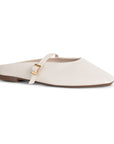 Vista diagonal de balerina beige tipo mule con pulsera ajustable en el empeine de piso y punta semicuadrada para dama 