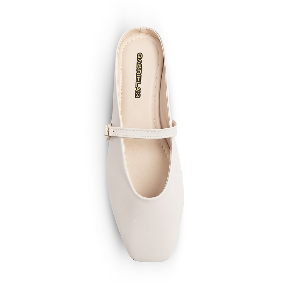 Vista superior de balerina beige tipo mule para dama de piso con punta semicuadrada y pulsera ajustable al empeine