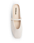 Vista superior de balerina beige tipo mule para dama de piso con punta semicuadrada y pulsera ajustable al empeine