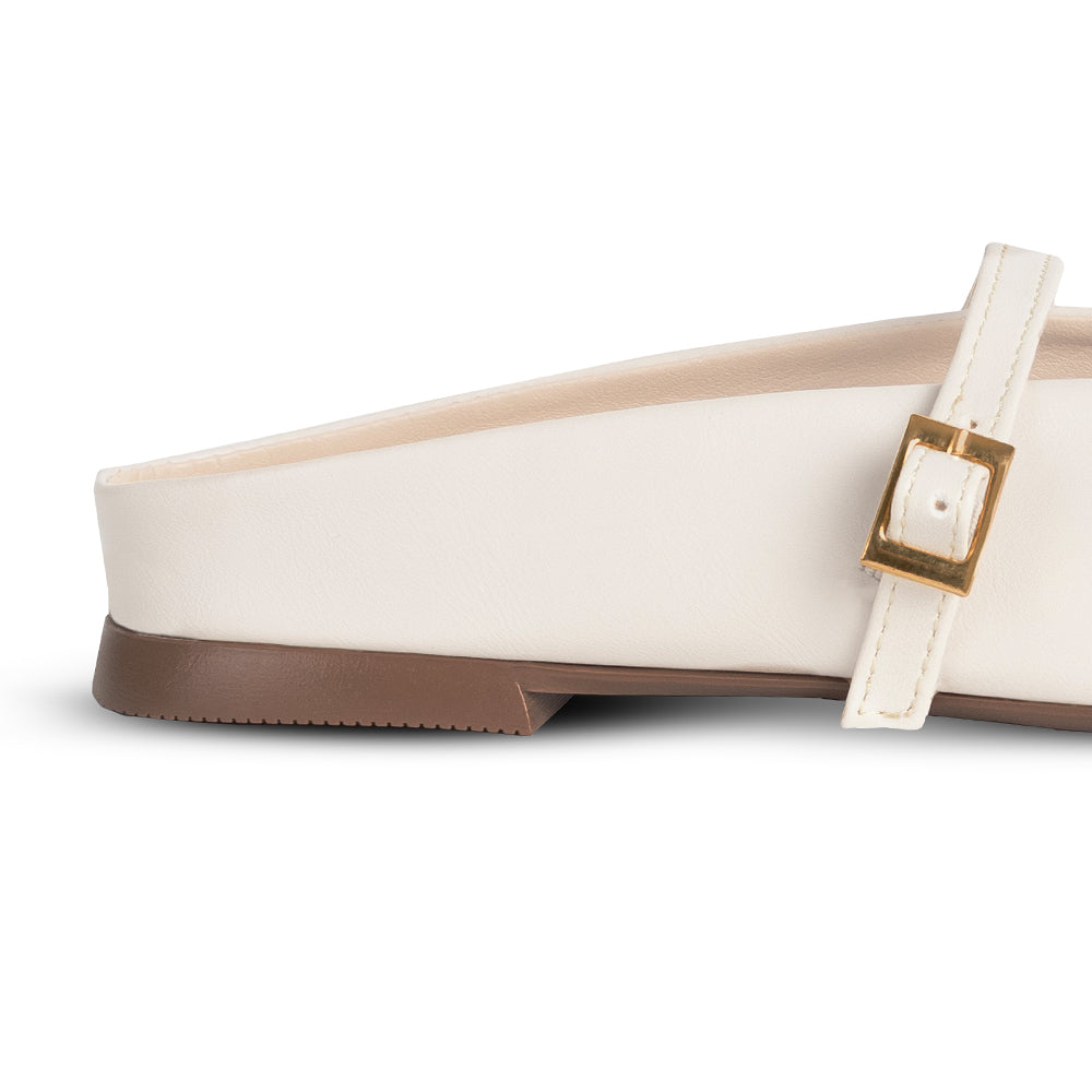 Vista trasera de la balerina beige tipo mule de piso con pulsera ajustable al empeine y punta semicuadrada para dama 