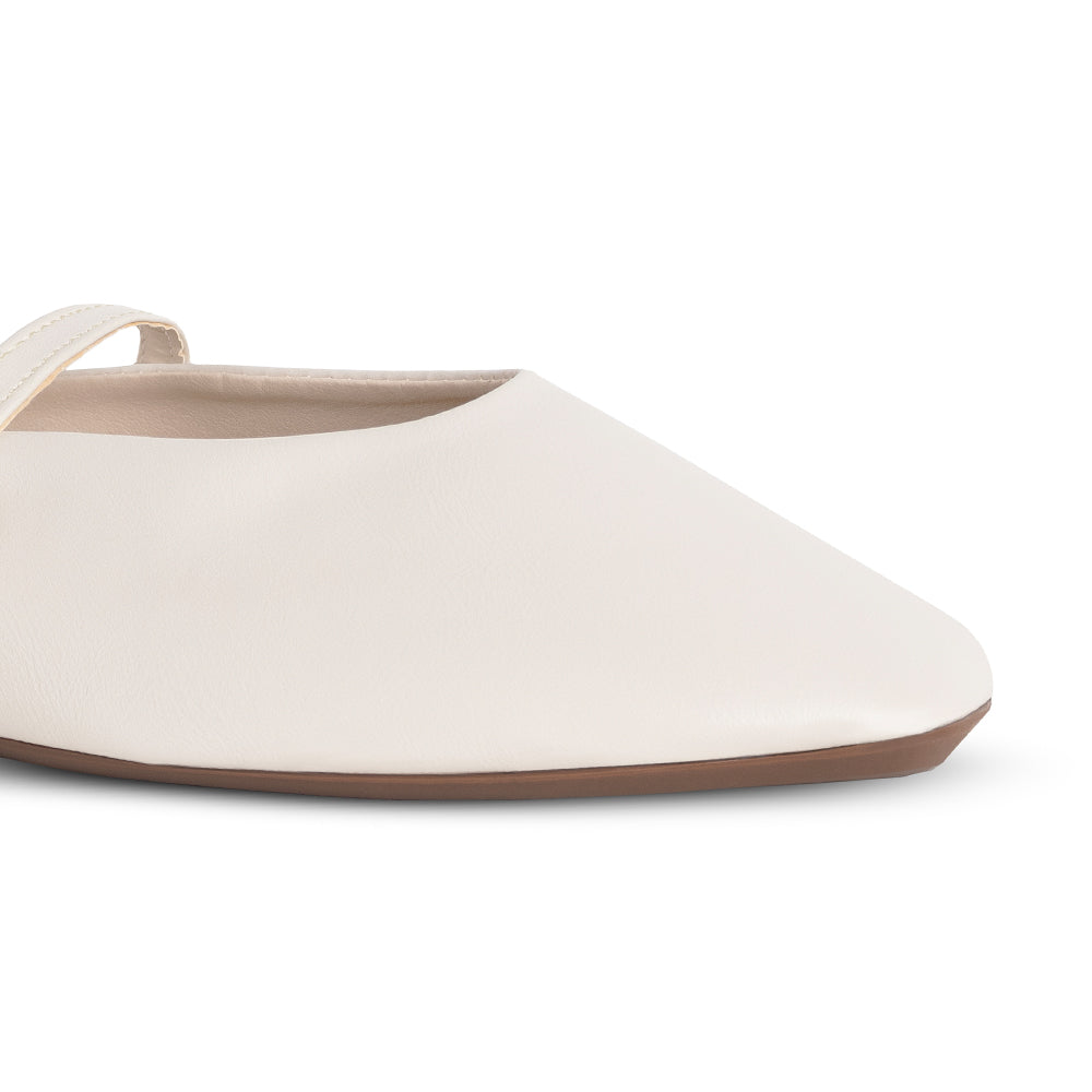 Detalle del material sintético en balerina beige tipo mule para dama con punta semicuadrada de piso y pulsera ajustable en el empeine 