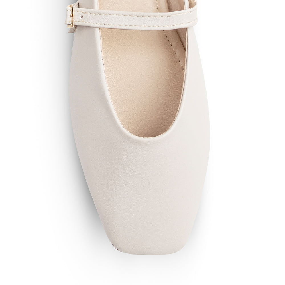 Vista del detalle en punta semicuadrada de la balerina beige tipo mule para dama con pulsera ajustable en el empeine de piso 