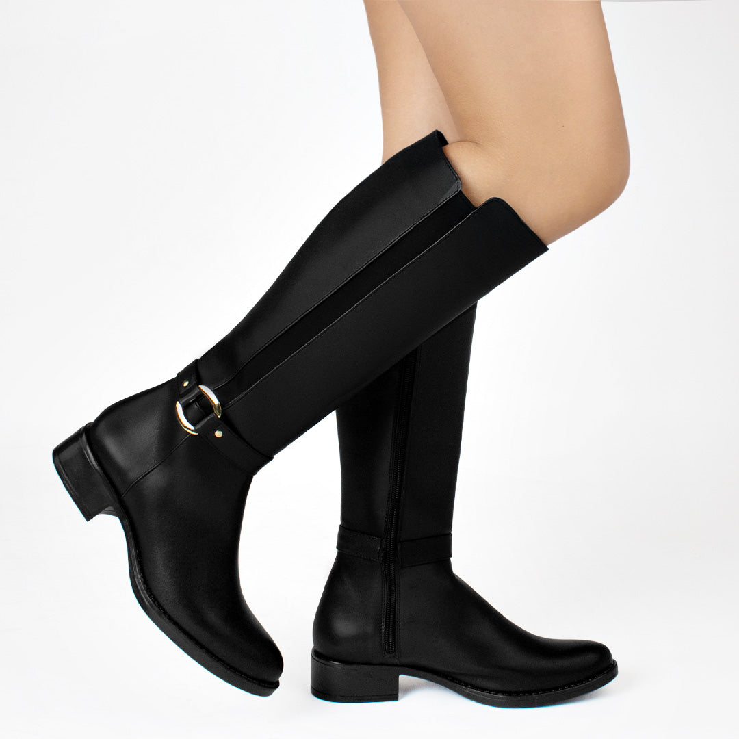 Botas negras abajo de la rodilla para mujer con herraje metálico y tacón bajo de 3cm