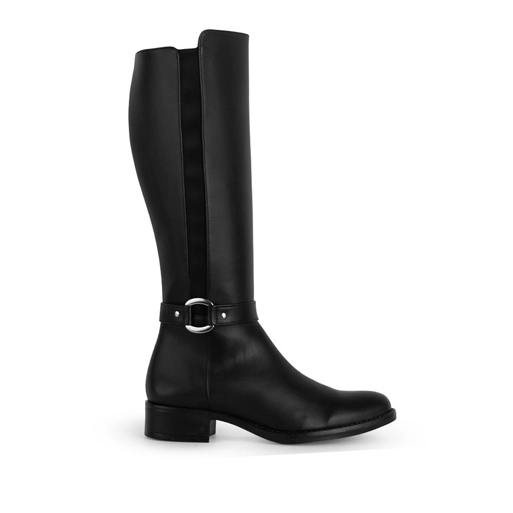 Vista lateral de bota negra para dama con herraje metálico, tacón bajo 3 cm y cierre interior