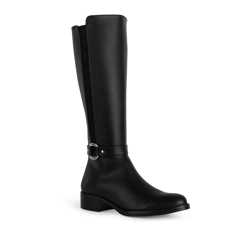 Vista diagonal de bota negra abajo de la rodilla para mujer con cierre interno , herraje metálico y tacón bajo 3cm