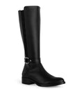 Vista diagonal de bota negra abajo de la rodilla para mujer con cierre interno , herraje metálico y tacón bajo 3cm