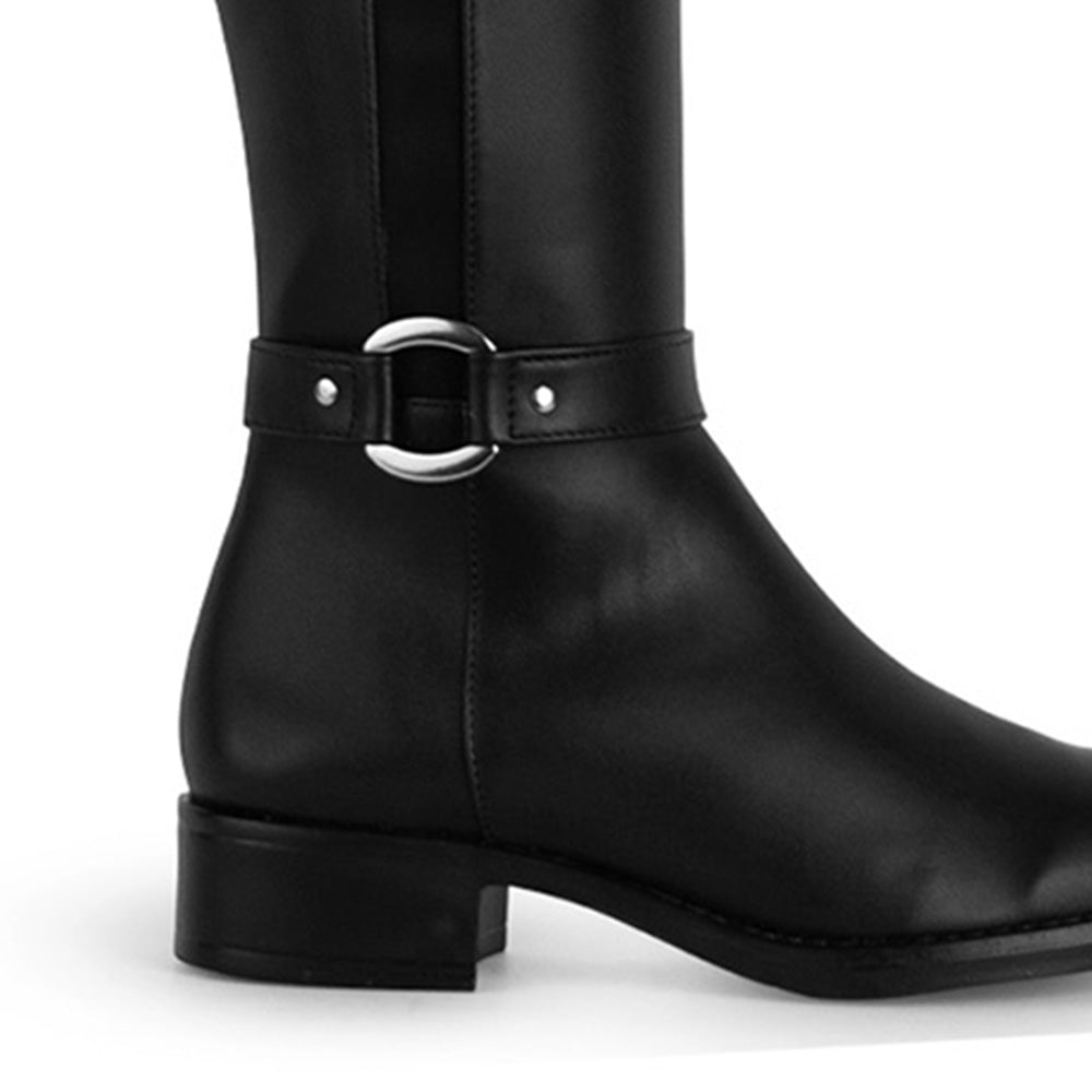 Vista trasera de tacón bajo 3cm en bota negra para mujer con herraje metálico y caña alta abajo de la rodilla