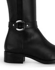Vista trasera de tacón bajo 3cm en bota negra para mujer con herraje metálico y caña alta abajo de la rodilla