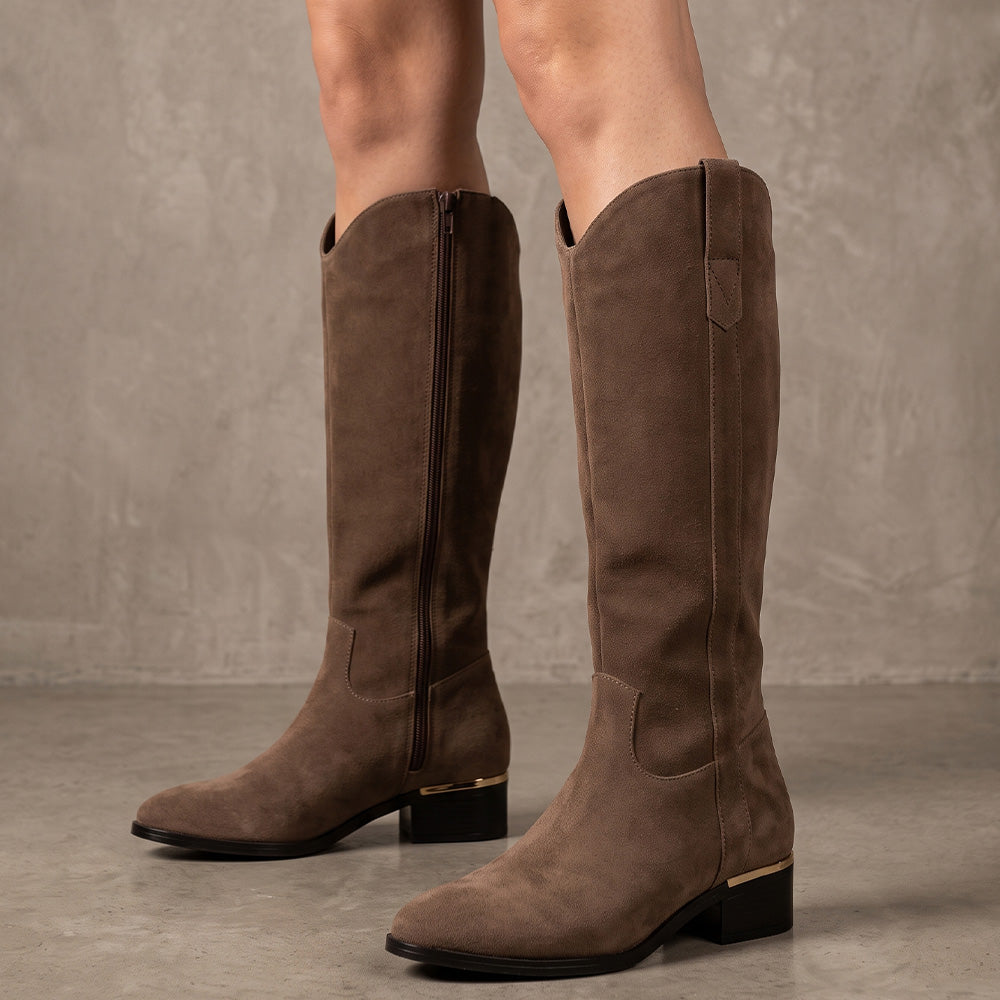 Botas cafés para dama con cremallera lateral en acabado durazno y tacón bajo 4cm 