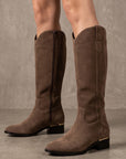 Botas cafés para dama con cremallera lateral en acabado durazno y tacón bajo 4cm 