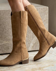 Botas cafés para dama con cremallera lateral en acabado durazno y tacón bajo 4cm 
