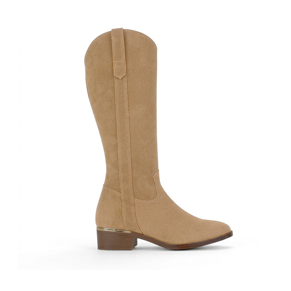 Vista lateral de bota café con cremallera lateral acabado durazno y detalle dorado tacón bajo 4 cm para dama 