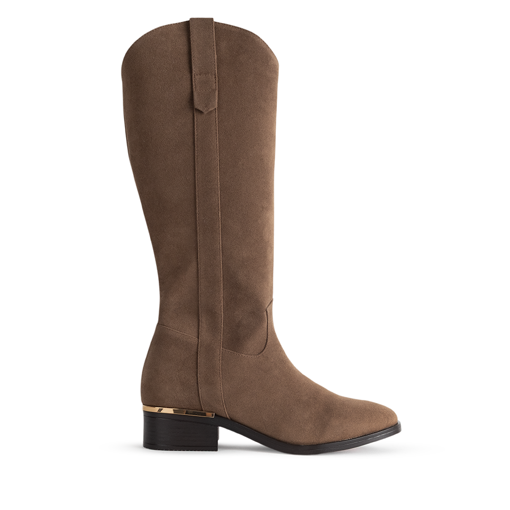Vista lateral de bota café con cremallera lateral acabado durazno y detalle dorado tacón bajo 4 cm para dama 
