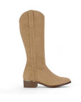Vista lateral de bota café con cremallera lateral acabado durazno y detalle dorado tacón bajo 4 cm para dama 