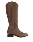 Vista lateral de bota café con cremallera lateral acabado durazno y detalle dorado tacón bajo 4 cm para dama 